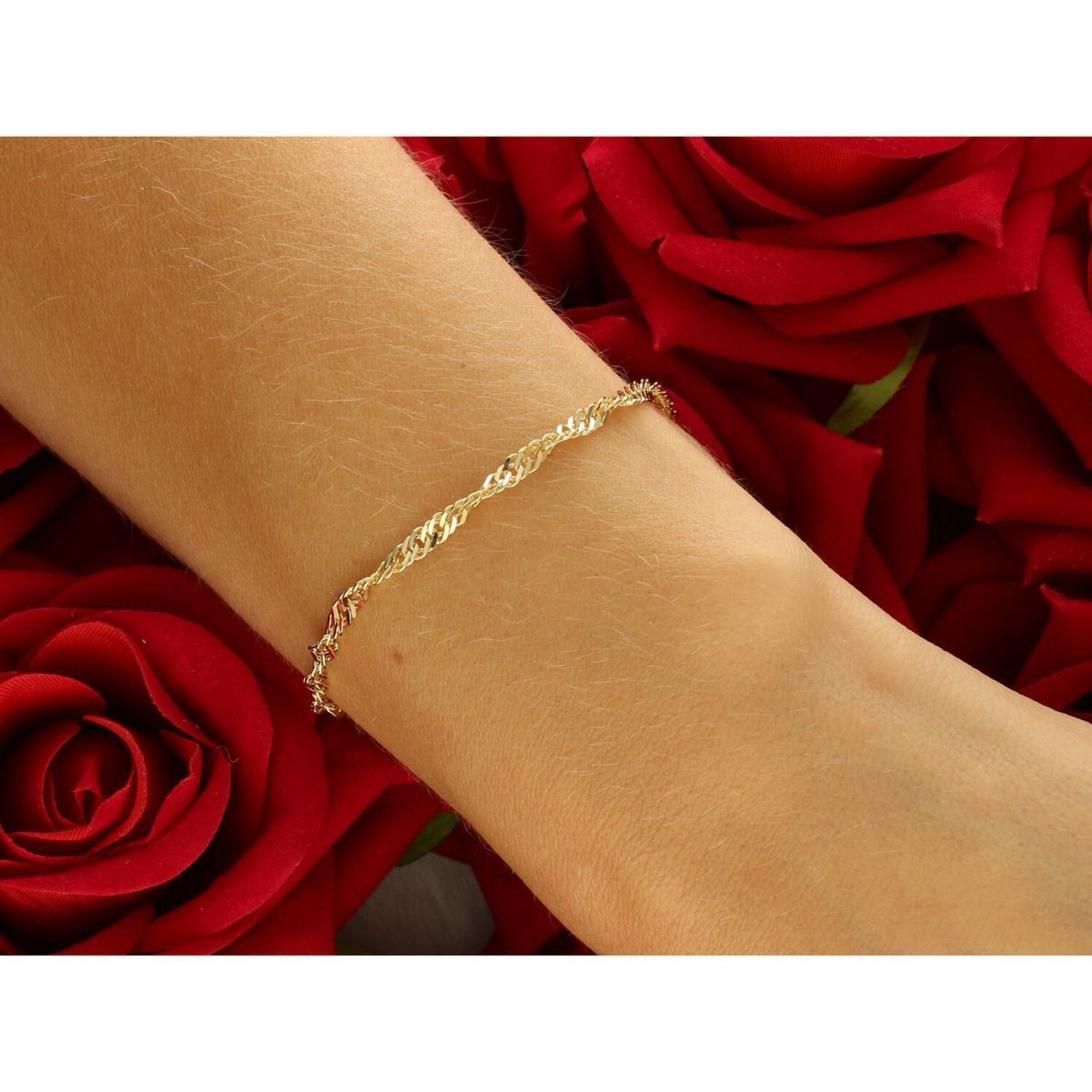 Elegancka złota bransoletka damska próby 585 w splocie Singapur, szerokość 3 mm. Długość 19 cm, waga 3,25 g, zapięcie na karabińczyk. Idealna do codziennych i eleganckich stylizacji.1.jpg